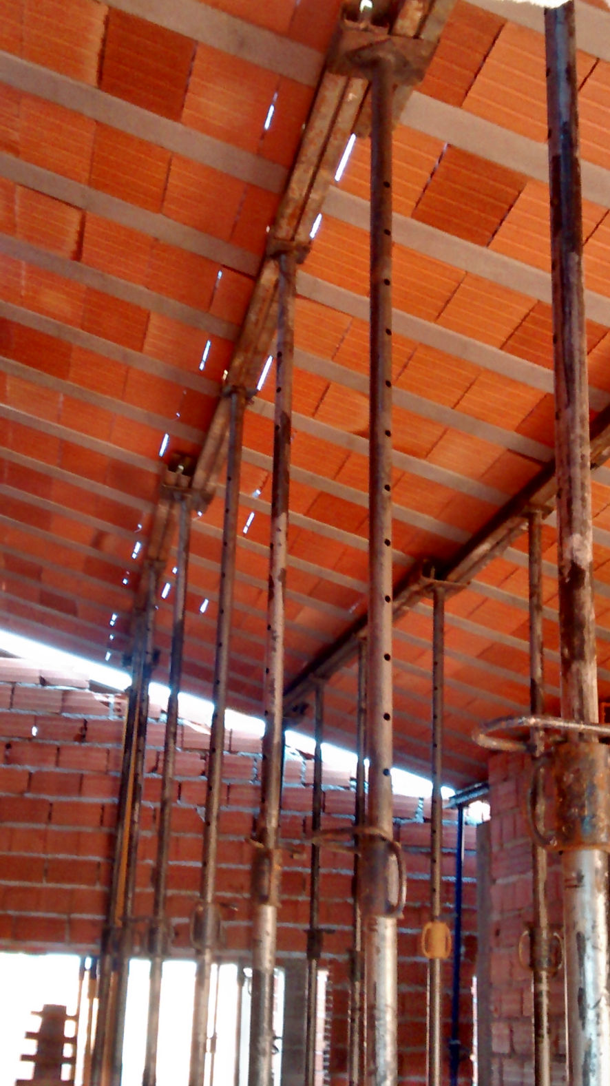 ESCORAMENTO METÁLICO