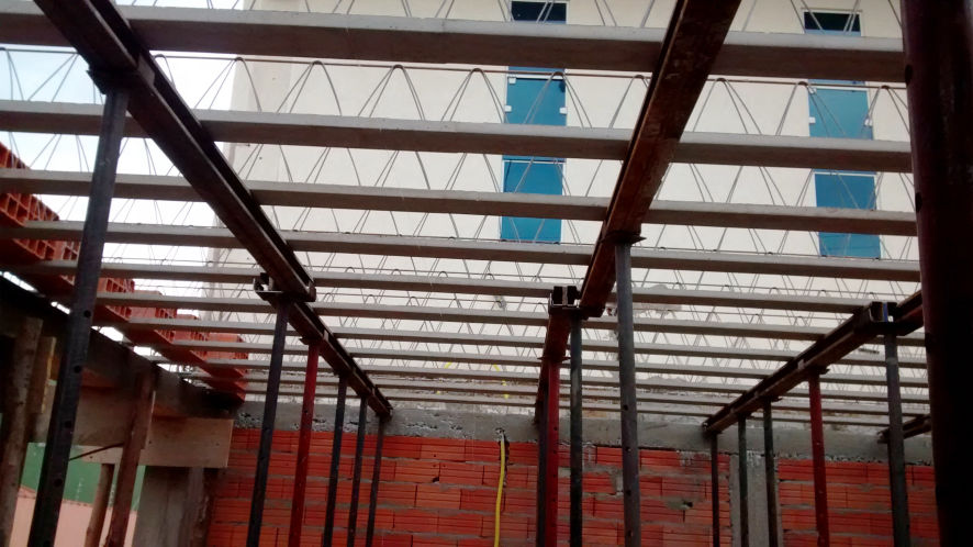 ESCORAMENTO METÁLICO