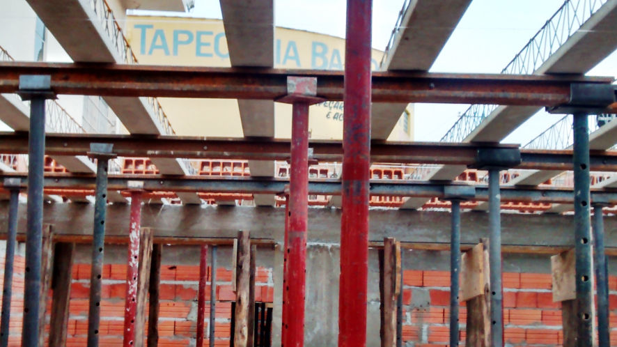 ESCORAMENTO METÁLICO