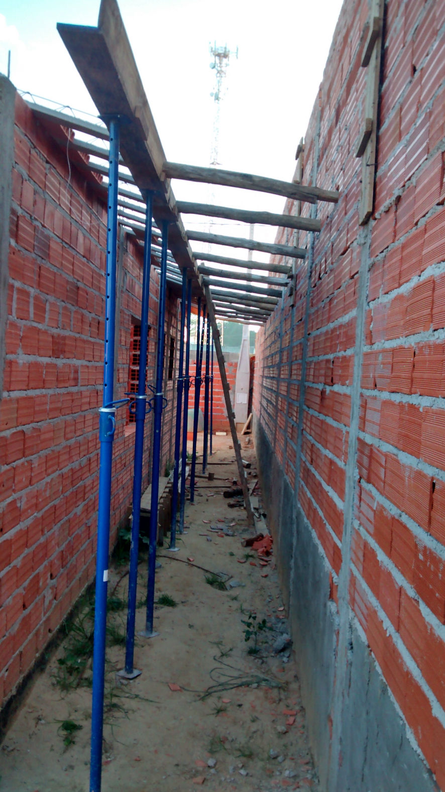 ESCORAMENTO METÁLICO